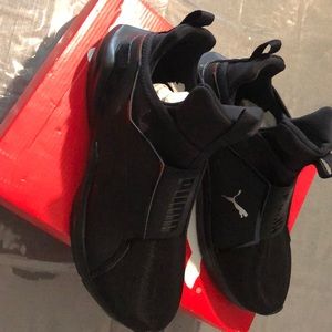 Women  black puma it’s size 7.5